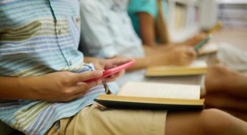 AI, házi feladat, telefon: nagy változás jöhet a magyar iskolákban