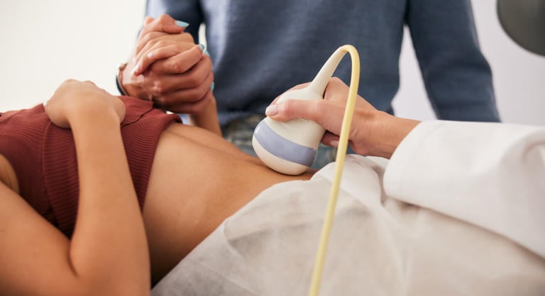 Mosoly, gratuláció, aztán otthon sírás – Csendben emészti fel a párokat a láthatatlan küzdelem