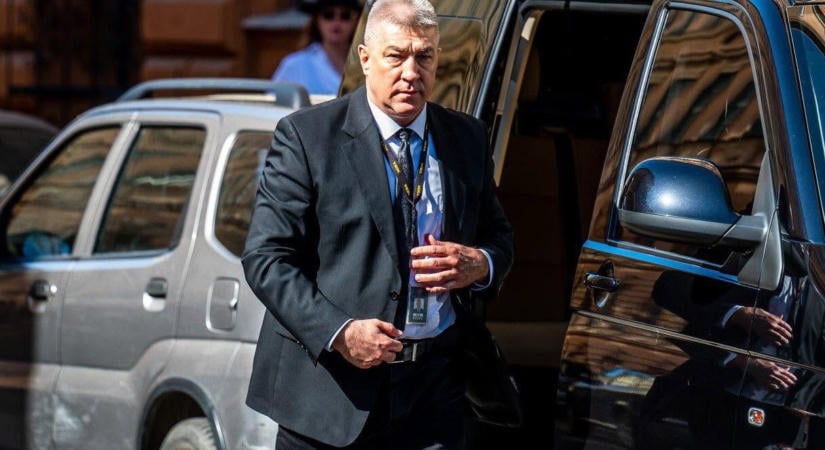 Orbán Viktornál továbbra sem tart az aranykonvoj ügy, de három rendőrjárőr már gyanúsított