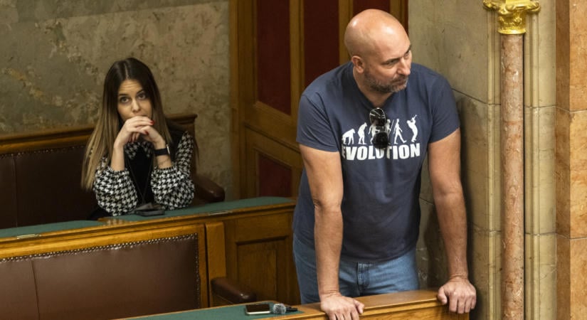 Szabó Bálint Pócs János vendégeként ült be a parlamenti páholyba, majd onnan ordibált, míg ki nem küldték