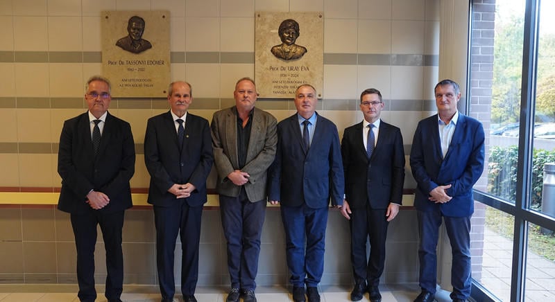 Felavatták Uray Éva domborművét a Debreceni Egyetemen