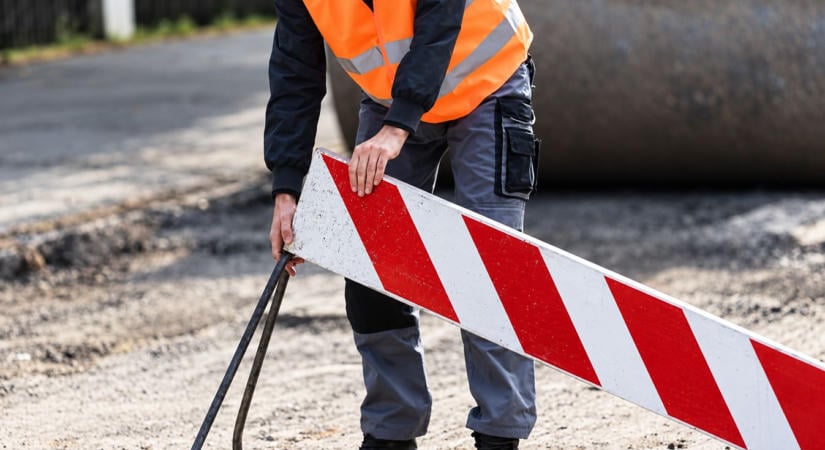 Tízórás útzárra kell számítani, több utcából sem lehet kihajtani az építkezés miatt