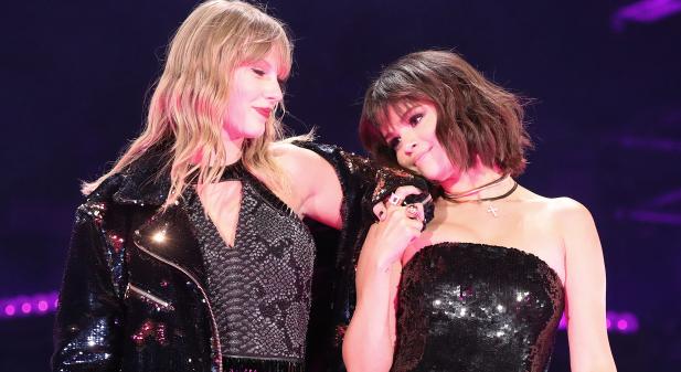 Gyönyörű ruhában jelent meg Selena Gomez Taylor Swift esküvőjén