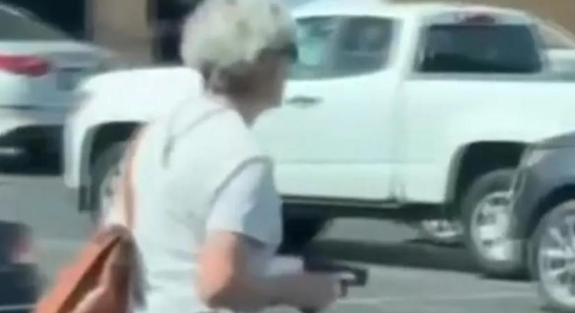 Nem hagyta meglépni a tolvajt az idős nő – fegyvert rántott a parkolóban - videó