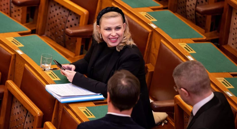 Juhász Hajnalka addig finomította a parlamenti stílust, míg végül saját lemondását is véletlenül aláírta