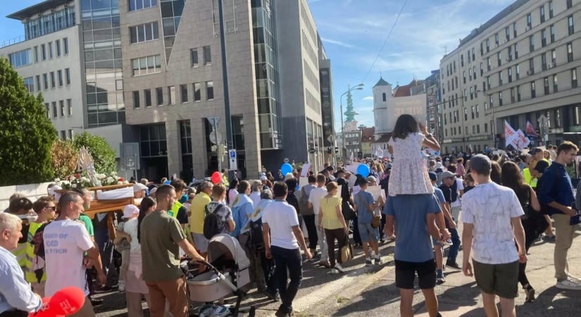 Északi és délnyugati szomszédunkban is izzik a vita az abortusz körül