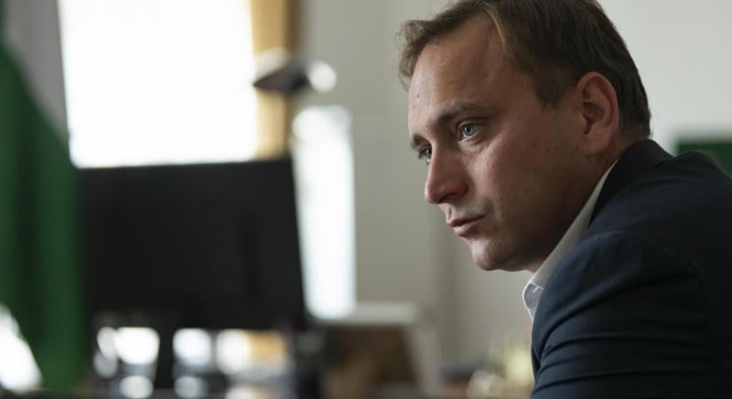 Éppen azon a napon tüntettek több százan Őrsi Gergely mellett, amikor kiengedték letartóztatásból