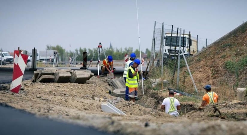 Fontos mérföldkőhöz érkezett az M44-es és az M5-ös csomópontjának építése