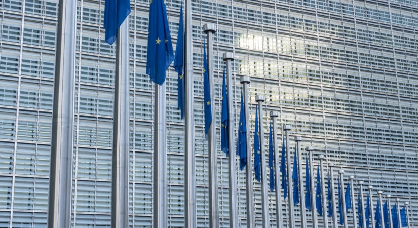Kiterjesztik az új környezetvédelmi adót: a mosógépek és az autóalkatrészek is megdrágulhatnak az EU-ban