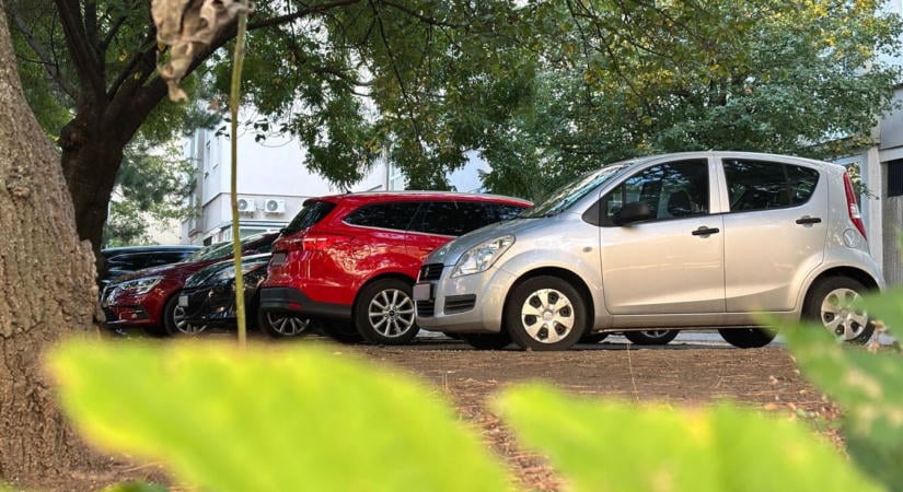 Miért parkolhatnak autók a Munkácsy utcai zöldterületen? Megszólalt a Veszprémi Önkormányzati Rendészet