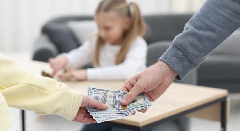 Kevesellte a havi 490 ezres gyerektartást a nő: az ítélet után lefőtt a kávé
