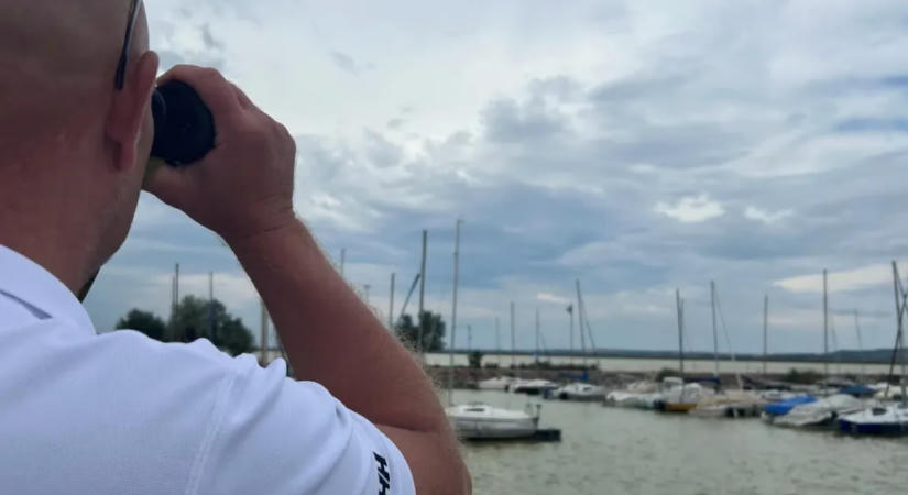 A Velencei-tó iszapjába süppedt egy nő, egy rendőrnek kellett kimentenie
