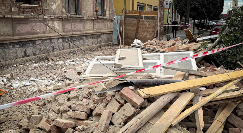 Bontás alatt álló épület omlott le Munkácson