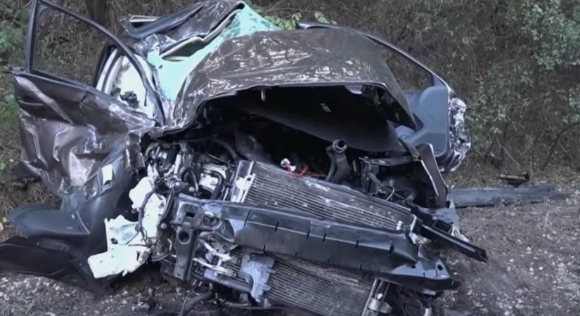 Horrorbaleset Oroszlánynál: felismerhetetlenségig összetört és lángolt az autó a négyes karambolban – videó