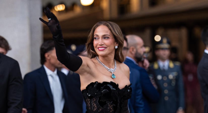 Jennifer Lopez lélegzetelállító ruhában lépett a Vogue World kifutójára – elképesztően dögös volt!