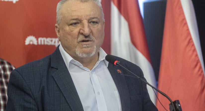 Miközben letartóztattak két minisztert, az MSZP az elnökét keresi