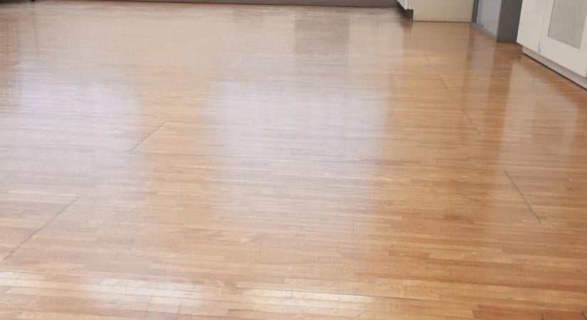 Felejtsd el a parkettát és a laminált padlót: ez a burkolat egyre népszerűbb, és évtizedekig kitart