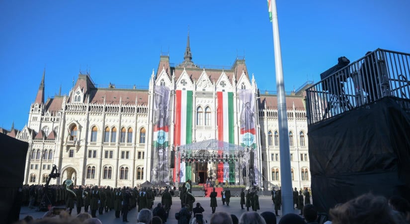 Nemzeti lobogó leng a Kossuth téren