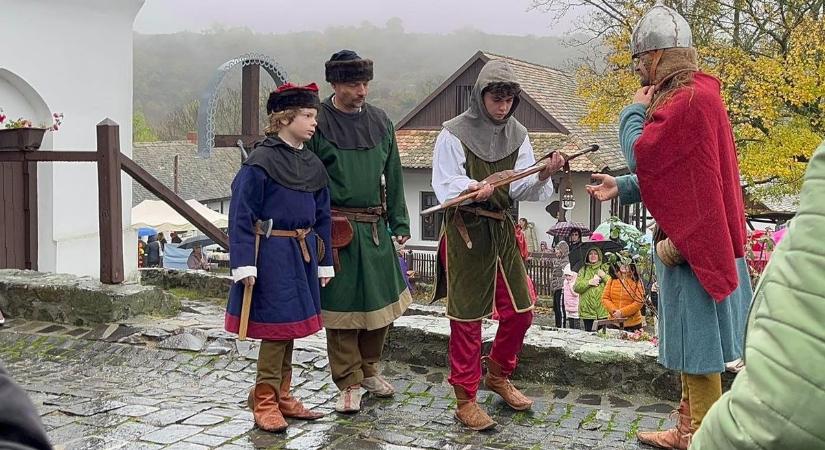 Esett az eső, ennek ellenére is sokan ellátogattak a hollókői Szent Márton-napra (videó)