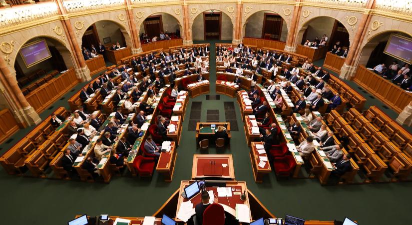 Országgyűlés: elfogadhatják a képviselők az iskolakezdési támogatás bevezetésével összefüggő törvénymódosítást