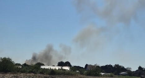 Így gomolygott a füst a Gripen lezuhanása után a szolnoki bázison – videó