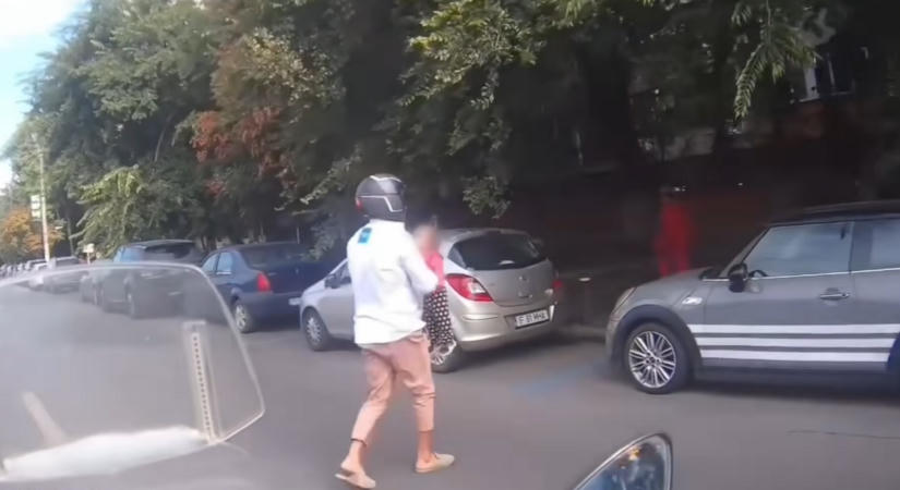 Autók között bolyongott egy kétéves kislány, egy korábbi valóságshow szereplője mentette meg