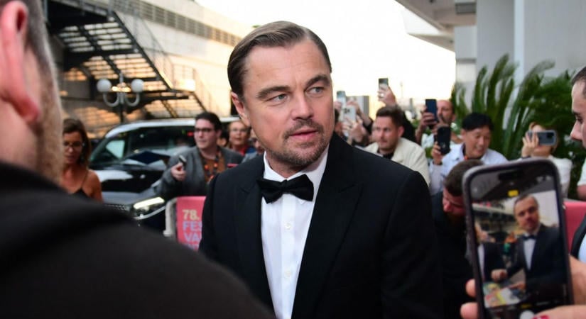 Aputestet villantott Leonardo DiCaprio: a strandon mutatta meg sörhasát a színész - Fotó
