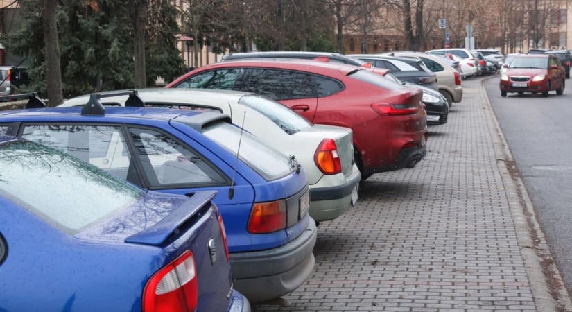 Túl sok az autó, kevés a parkoló – Ölre mennek a lakók a parkolóhelyekért