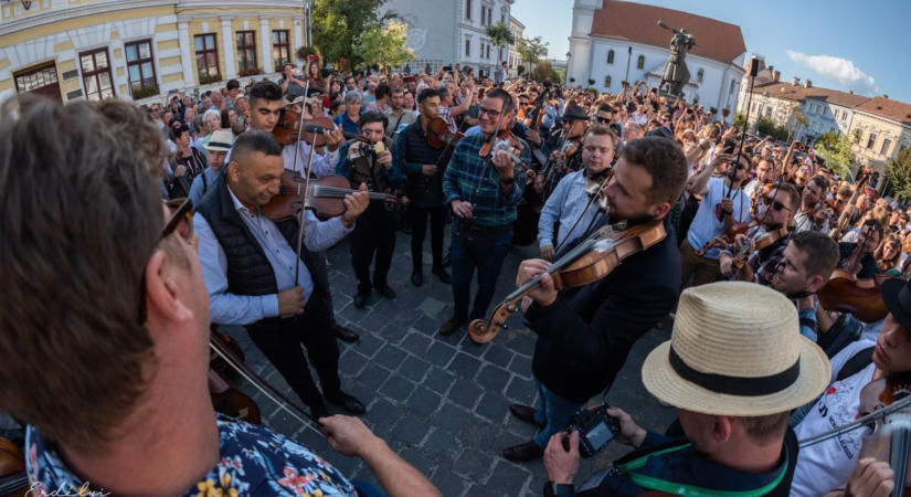 Száz zenész és ezer táncos tölti meg Székelyudvarhelyt