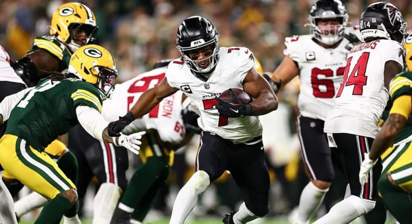 A Bijan Robinson vezette Atlanta még mélyebb gödörbe lökte a Packerst – videó