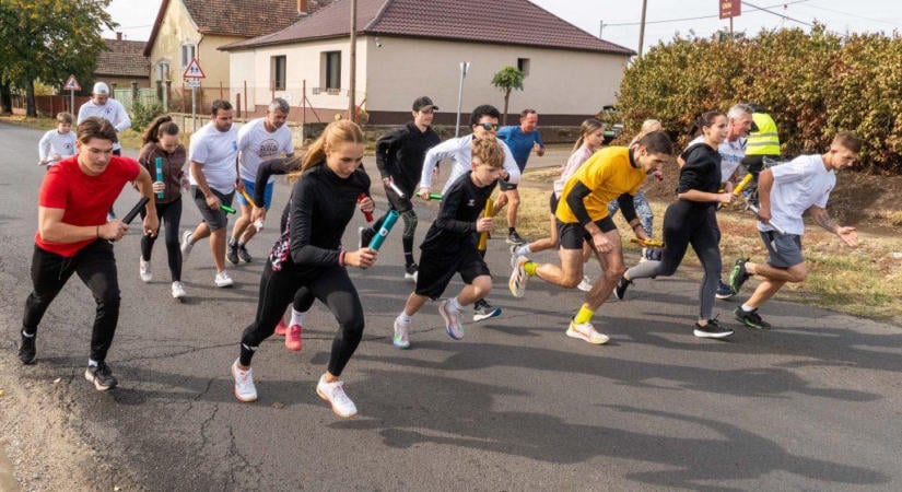 Közel háromszázan vettek részt az I. Hevesi Váltófutó Versenyen és dijazták a legaktívabb intézményeket is – albummal