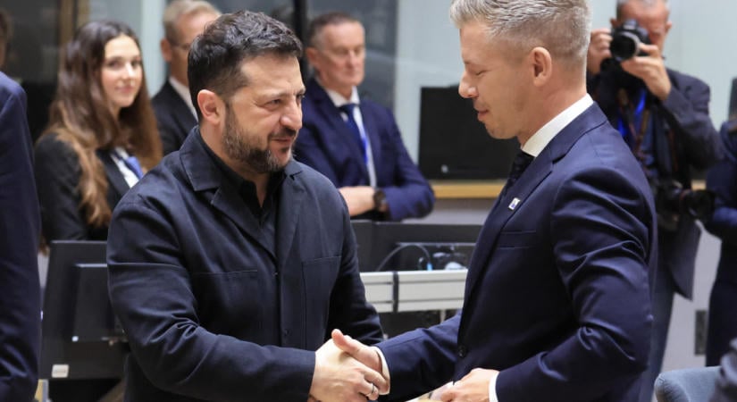 Ölelés, kézfogás, távolságtartás – videón, ahogy az ülésterembe érkező Volodimir Zelenszkij üdvözölte az uniós vezetőket