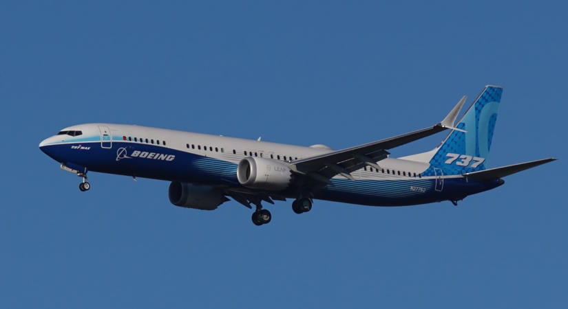 Hat év csúszás után engedélyt kapott a Boeing nagy MAX-a: új szakasz jöhet az Airbus elleni versenyben
