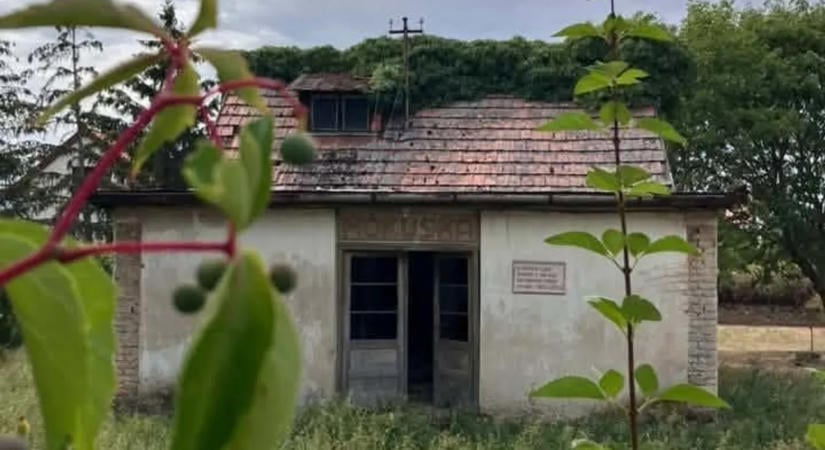Pusztuló, rejtélyes tihanyi nyaraló falán bukkant fel egy vers, bizonytalan az épület sorsa – fotók