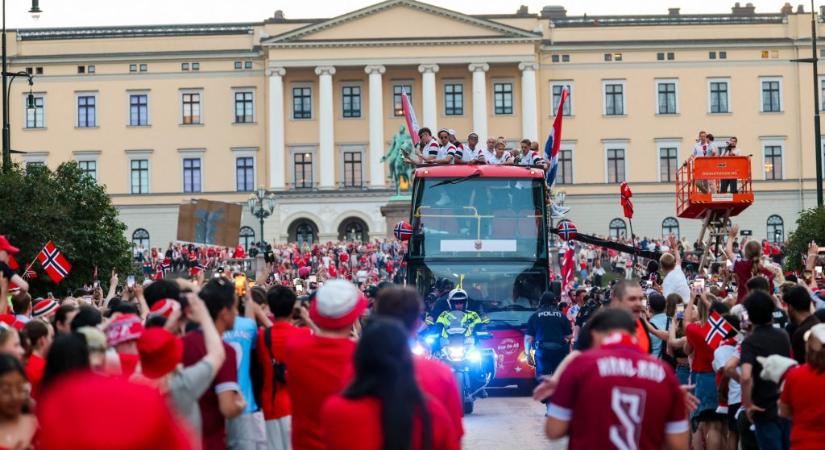 „Együtt veszítünk, és együtt nyerünk” – a bűnbakként kezelt norvég focistákat is hősként fogadták a hazatérésük után
