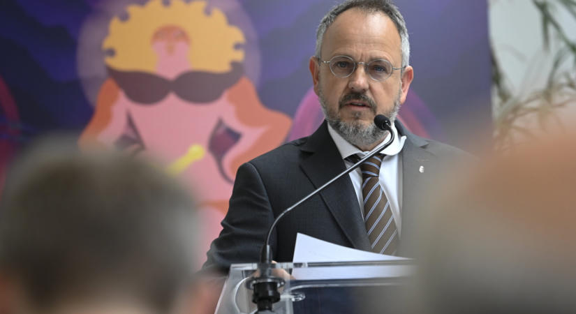Vesztegetéssel gyanúsította meg az ügyészség Bús Balázst