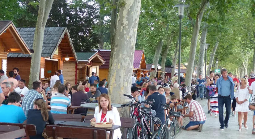 Kezdődnek a Balatonfüredi Borhetek a Tagore sétányon