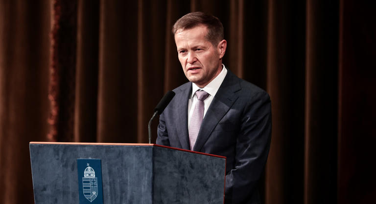 Krausz Ferenc visszaadta a Corvin-láncot, kemény kritikát fogalmazott meg