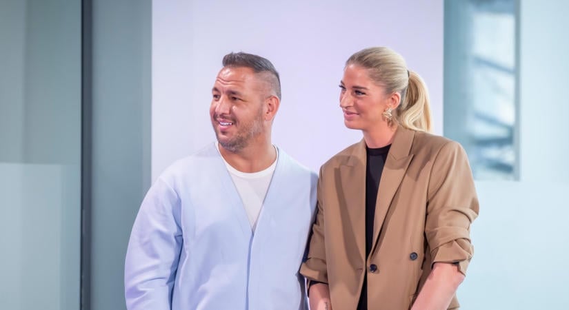 Curtist így még sosem láttuk, újra felesége mellett tűnt fel a rapper
