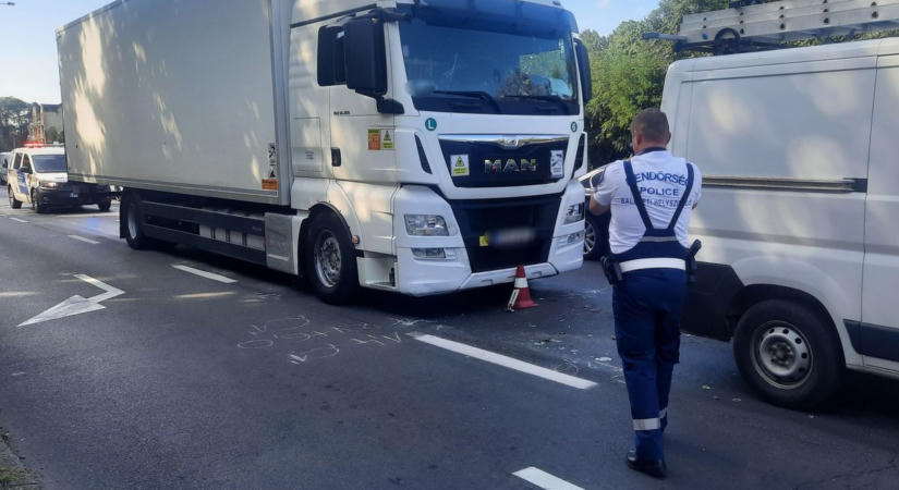 Baleset a 4-es főúton: nyerges vontató ütközött, egy rendőr is megsérült!