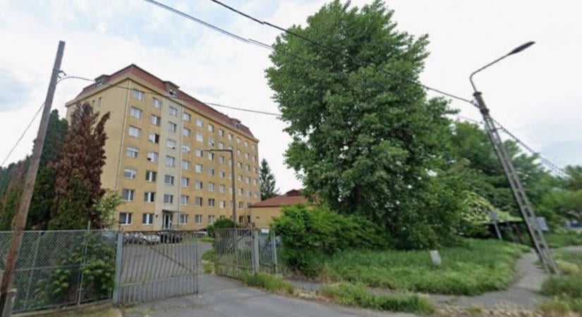 Megdöbbentő, mit raktak ki egy miskolci lépcsőházban: a közelébe ne menj, ha jót akarsz magadnak