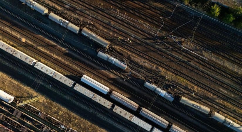Kisiklott egy veszélyes anyagot szállító tehervonat, a szolnoki járatokat is érinti a fennakadás