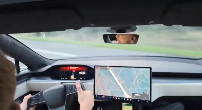 280 km/h-nál durrant el a Tesla gumija az Autobahnon, a kamera mindent vett