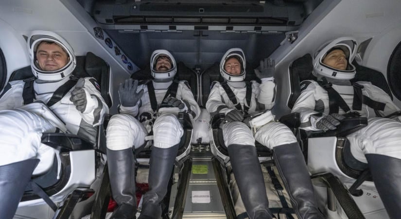 Történelmi misszió ért véget, nyolc hónap után landoltak a SpaceX űrhajósai