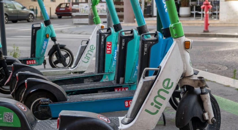 Rollerek: módosítja a kormány a KRESZ-t, durva szigorítások jönnek – kiderült, melyik rollerhez kell majd jogosítvány és bukósisak