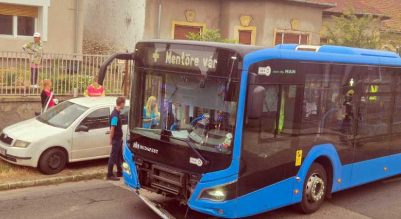 Beszakadt az aszfalt egy BKK-busz alatt, fotókon a helyszín