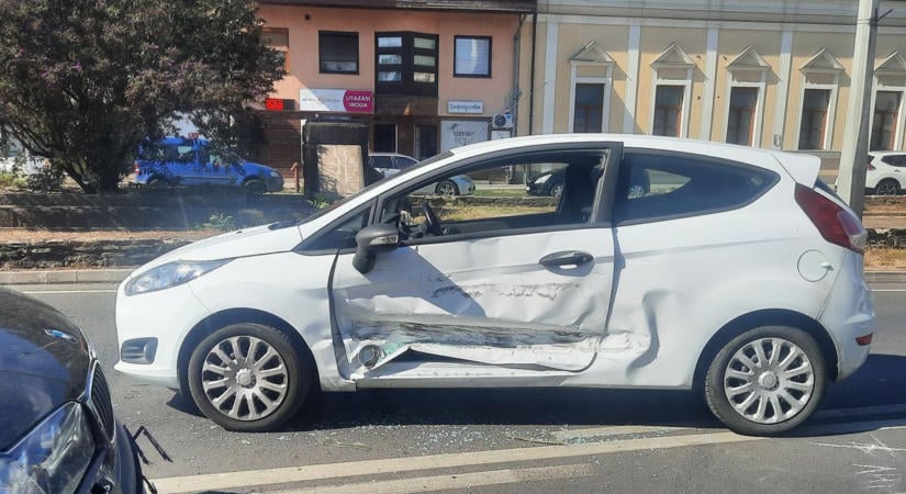 Óriási erővel ütközött két autó Nyíregyháza belvárosában, már sérültről is tudni!