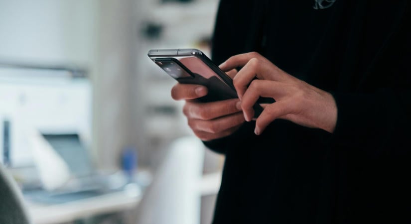 Generációs különbségek az eladósodásban: az idősebbek a bankoknak, a fiatalok mobilcégeknek tartoznak