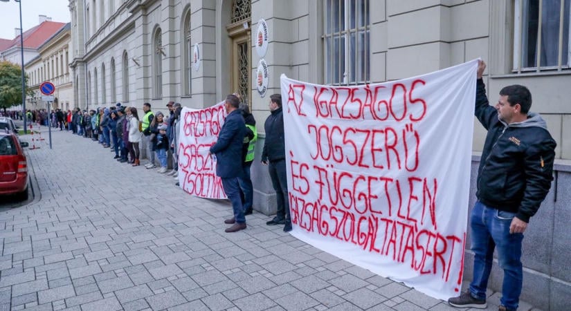 „Szabadságot, igazságot, elnöki kegyelmet Zsoltinak!” - Skandálták Szombathelyen - fotók, videó