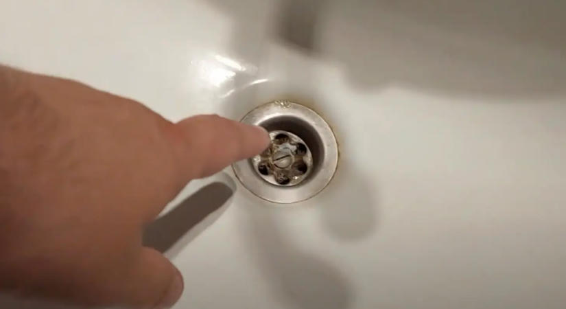 Bele szabad önteni a forró vizet a lefolyóba? A vízvezeték szerelő válaszol
